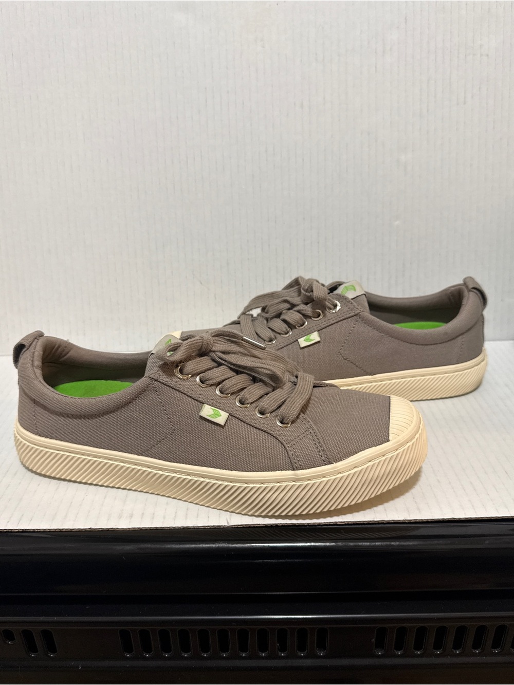 Cariuma Oca Unisex Low Mystic Grey Canvas Sneakers Sz 9 1/2 Womens 8 Mens Casual